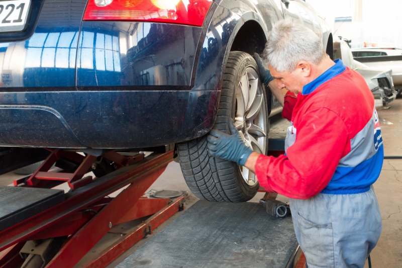 ecommerce-PEILLE-min_auto_repair_repair_lift_auto_mechanic_work_clothes_master_professional_man_of_the_fold-685629