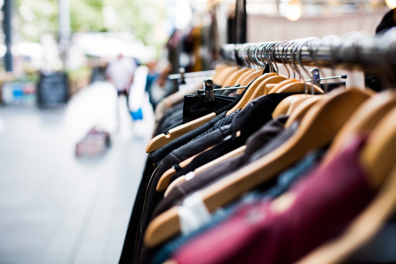 ecommerce-PEILLE-min_blur_close_up_focus_hanger_jacket_market_people_rack-1176303