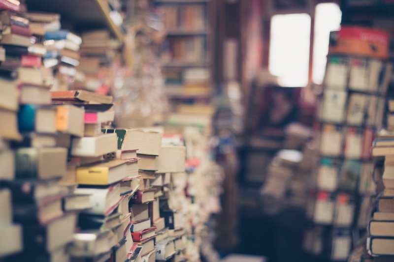 ecommerce-PEILLE-min_books_stack_book_store_stack_of_books_2nd_hand_retro_hipster_shop-829090