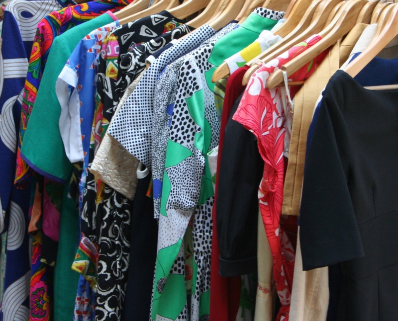 ecommerce-PEILLE-min_dresses_apparel_clothing_clothes_clothes_hangers_wooden_hangers_retail_shop_closet-1149845